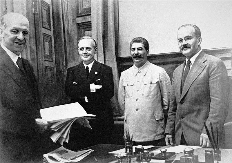 Moskwa, 23 sierpnia 1939 r. podpisanie paktu Ribbentrop-Mołotow. Od lewej: szef działu prawnego niemieckiego MSZ Friedrich Gauss, minister spraw zagranicznych III Rzeszy Joachim von Ribbentrop, Józef Stalin oraz komisarz spraw zagranicznych ZSRR Wiaczesław Mołotow. Fot. Wikimedia Public