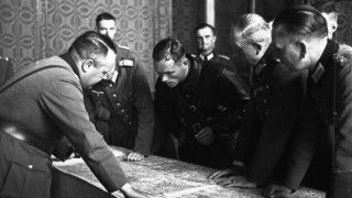  Brześć, 21 września 1939 r. Rozmowy o wytyczeniu linii rozgraniczenia pomiędzy wojskami III Rzeszy a ZSRR. Pierwszy od prawej gen. Heinz Guderian, ZSRR reprezentuje pochylony nad mapą kombrig Siemion Kriwoszein / Fot.  Wikipedia / Bundesarchiv/ CC BY-SA 3.0 de