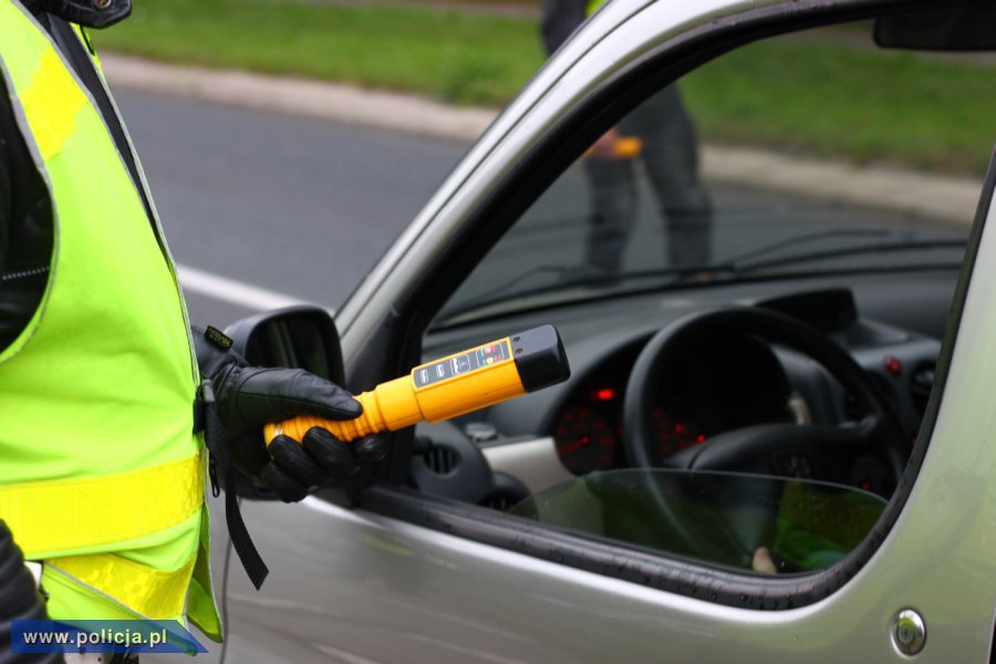 Stołeczny policjant prowadził na "podwójnym gazie"