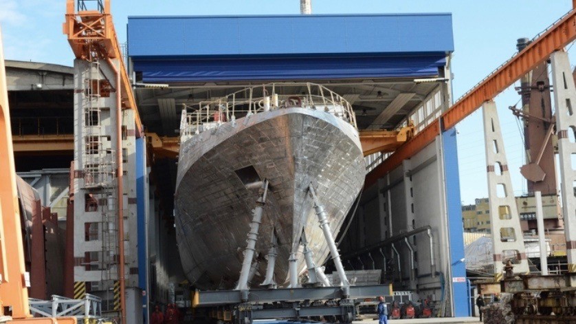 Kadłub Kormorana wyprowadzany z hali stoczniowej. Fot. Remontowa Shipbuilding