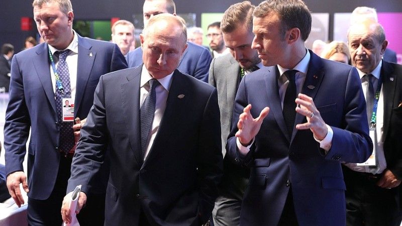 Na pierwszym planie, prezydenci: Federacji Rosyjskiej Władimir Putin (z lewej) i Francji - Emmanuel Macron / Fot. kremlin.ru