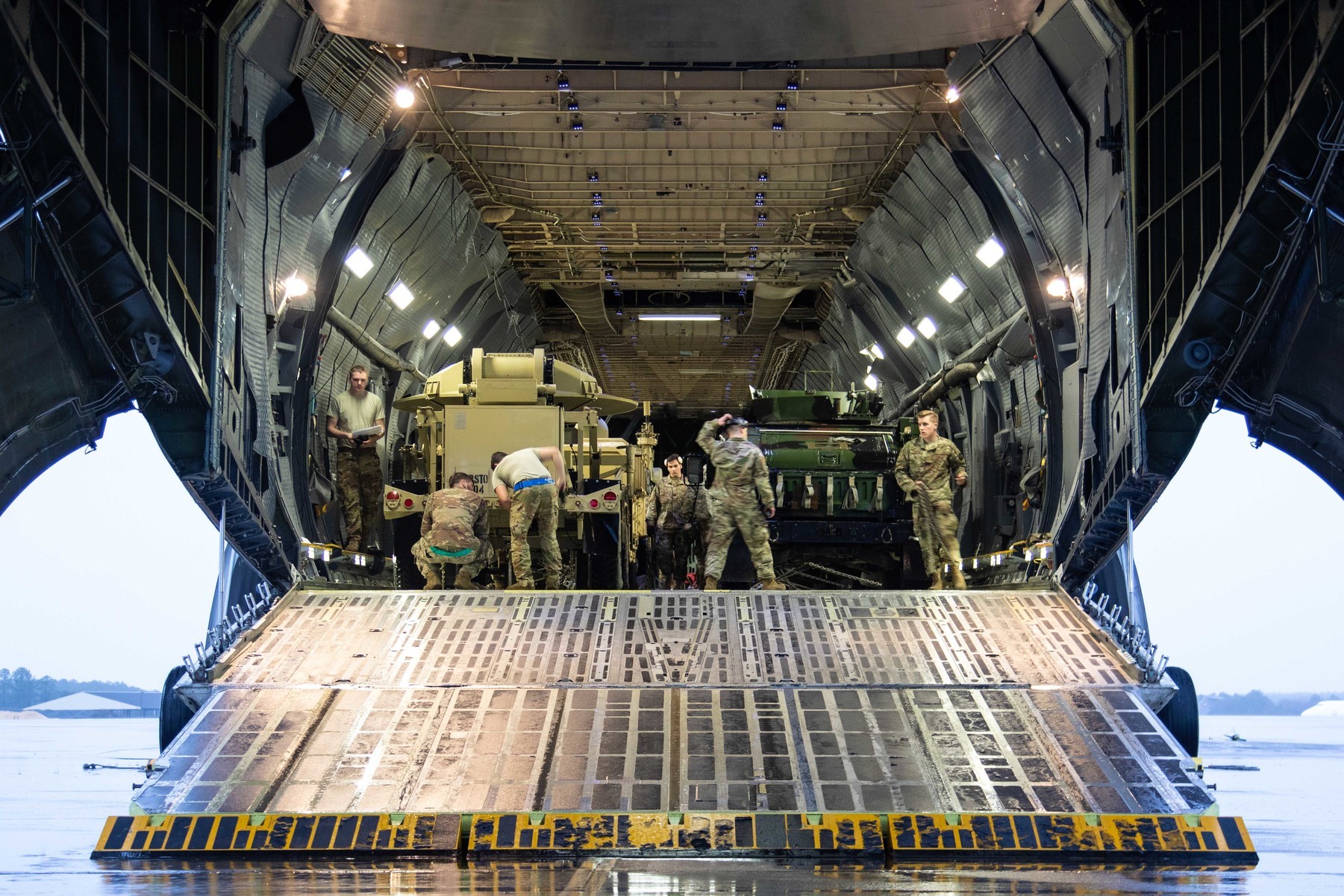 Sprzęt 82 Dywizji Powietrznodesantowej gotowy do wylotu na Bliski Wschód, fot. DoD, domena publiczna