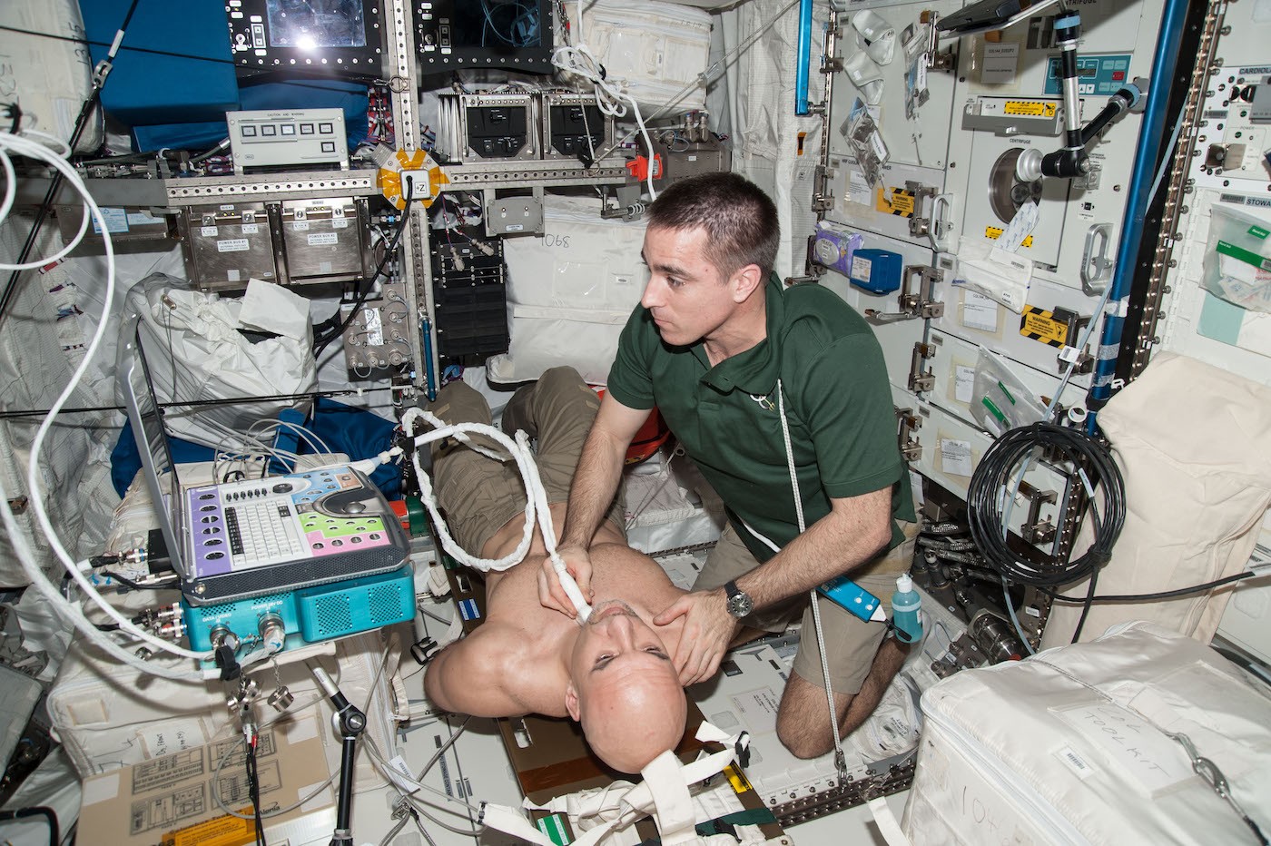 Astronauta Chris Cassidy, w trakcie ekspedycji 36. wykonuje rutynowe badanie ultrasonograficzne, któremu poddaje się astronauta ESA, Luca Parmitano. Fot. NASA [spaceflight.nasa.gov]