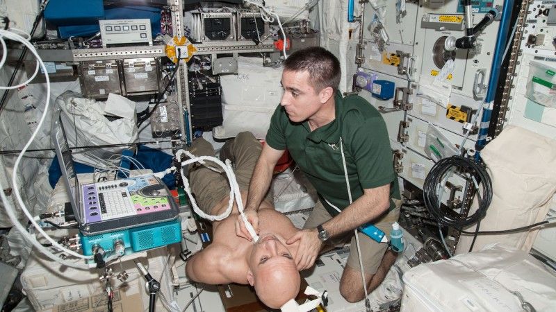 Astronauta Chris Cassidy, w trakcie ekspedycji 36. wykonuje rutynowe badanie ultrasonograficzne, któremu poddaje się astronauta ESA, Luca Parmitano. Fot. NASA [spaceflight.nasa.gov]
