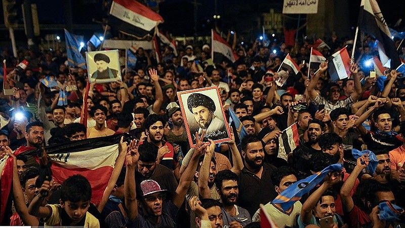 Sadryści niosą portrety Muktady as-Sadra w Bagdadzie po wyborach parlamentarnych w 2018 r. / Fot. Wikipedia /Fars News Agency/ CC BY 4.0