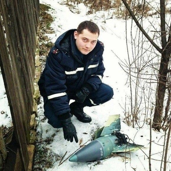 <p>Ukraiński funkcjonariusz nad odnalezionym w Donbasie fragmentem rosyjskiej rakiety 9M331. Nazwa typu widoczna na stożku głowicy. Fot. MSW Ukrainy</p>