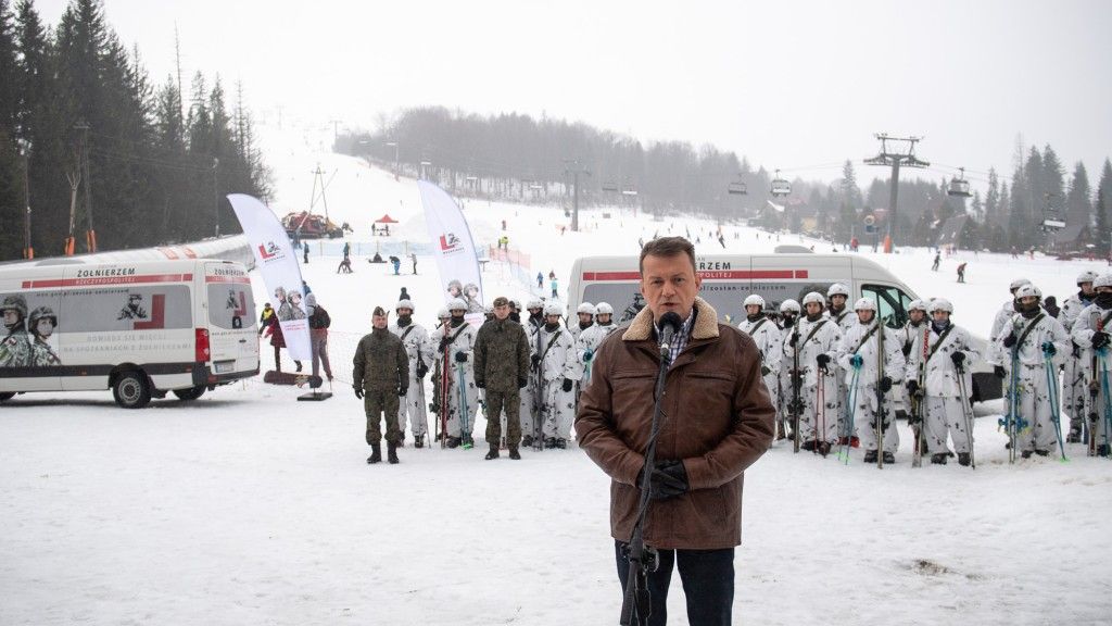 Mariusz Błaszaczak, minister obrony narodowej, podczas inauguracji kampanii „Zostań Żołnierzem RP” w Istebnej / Fot. MON