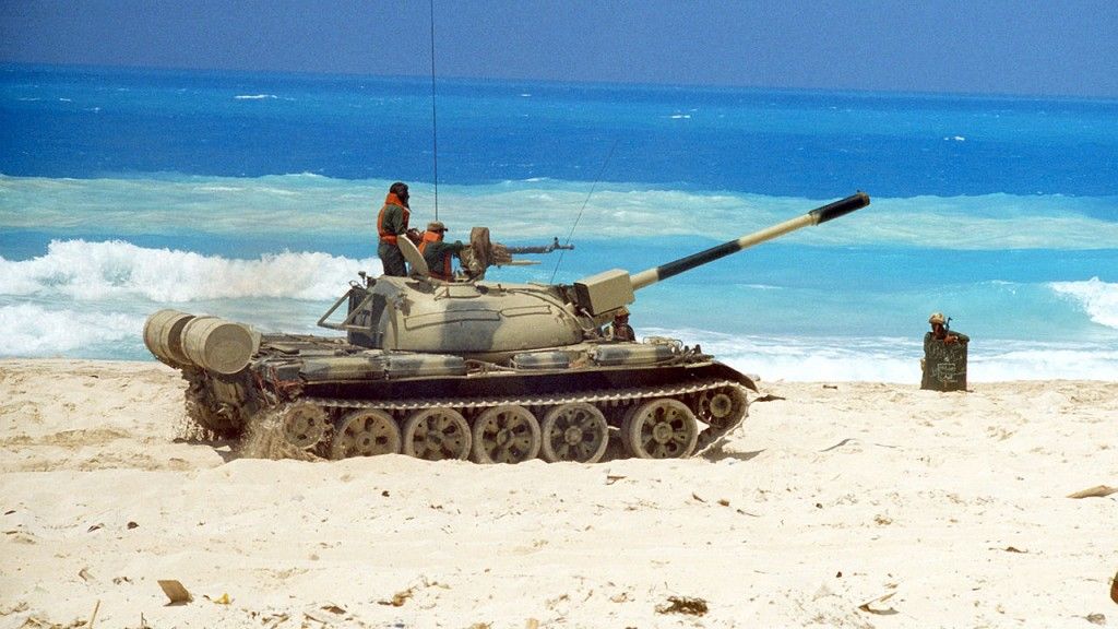 Egipski czołg T-55. Podobne pojazdy uczestniczą w walkach w Libii. Fot. Capt. Mark Beberwyck/US DoD via Wikimedia Commons.