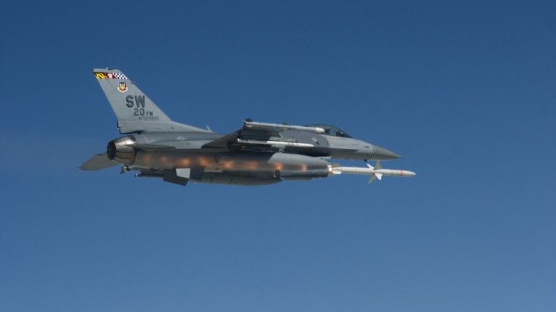 Strzelanie pociskiem HARM z amerykańskiego F-16. Czy takie pociski mają na wyposażeniu Ukraińcy?