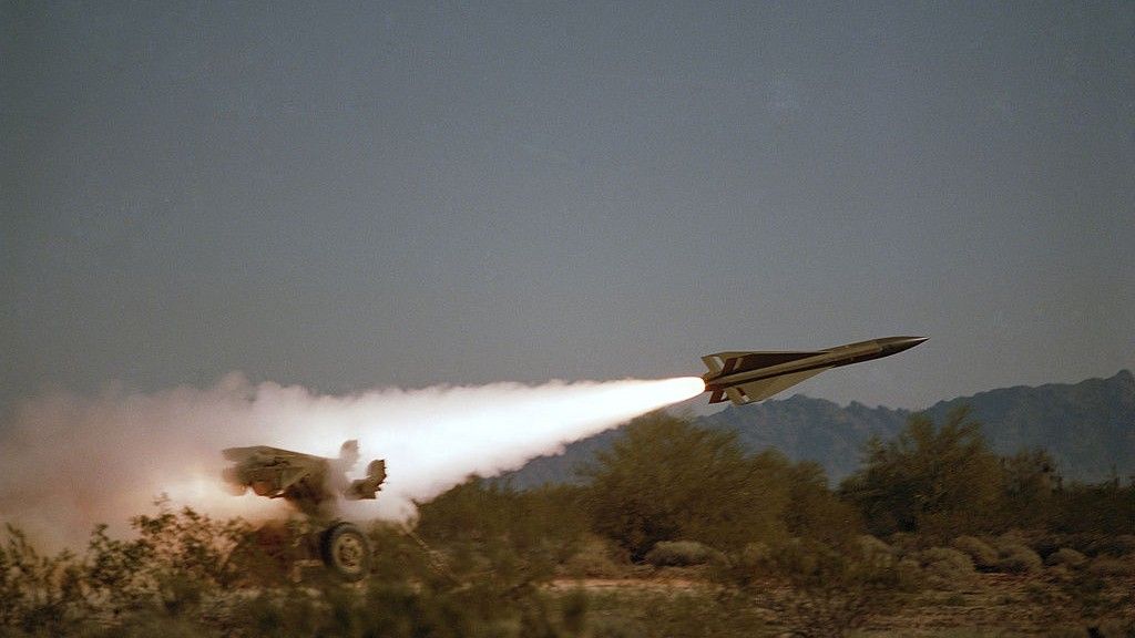 Amerykański zestaw Hawk podczas strzelania, podobny system w wersji zmodernizowanej w Libii rozmieściła Turcja. Fot. CPL A. GALAN JR./USMC/Wikimedia Commons.