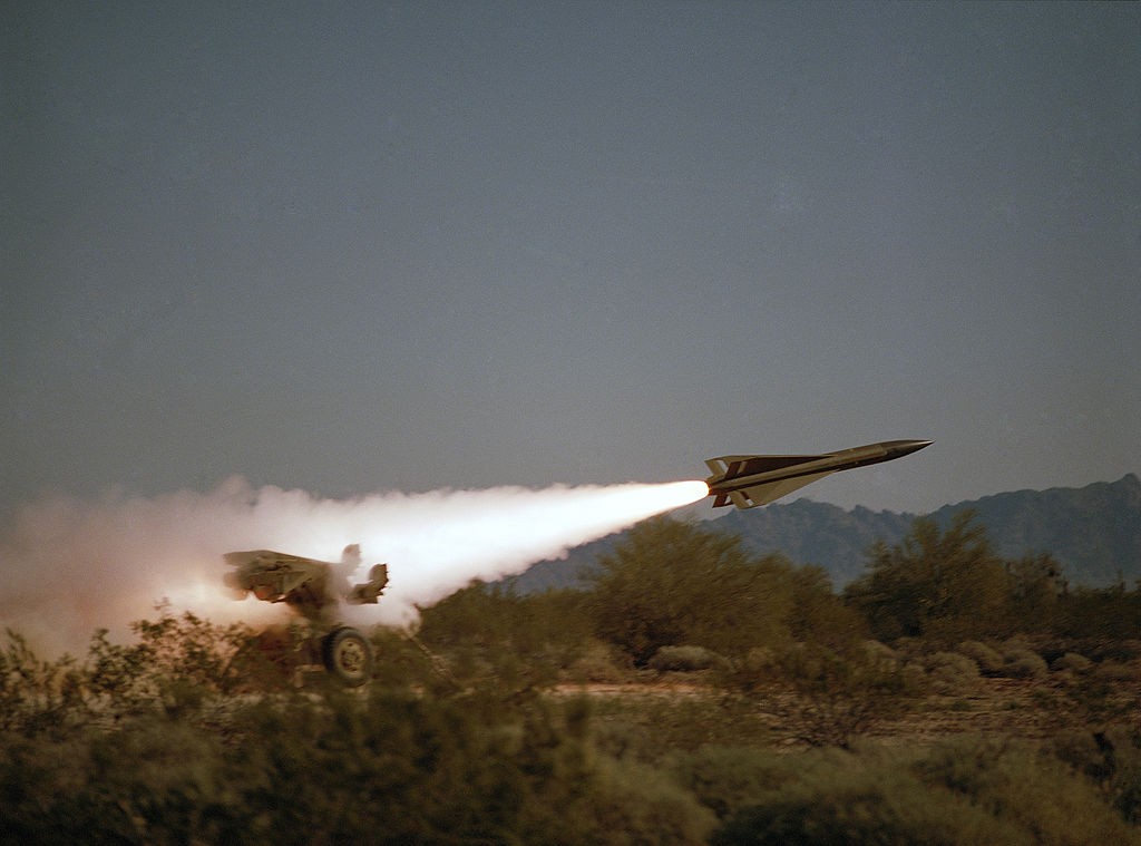 Amerykański zestaw Hawk podczas strzelania, podobny system w wersji zmodernizowanej w Libii rozmieściła Turcja. Fot. CPL A. GALAN JR./USMC/Wikimedia Commons.