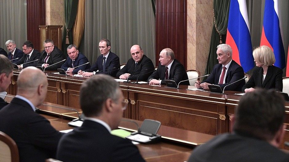 Prezydent Federacji Rosyjskiej Władimir Putin podczas spotkania z członkami nowego rządu. Po jego prawej stronie premier, Michaił Miszustin/ Fot. kremlin.ru