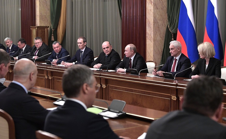 Prezydent Federacji Rosyjskiej Władimir Putin podczas spotkania z członkami nowego rządu. Po jego prawej stronie premier, Michaił Miszustin/ Fot. kremlin.ru
