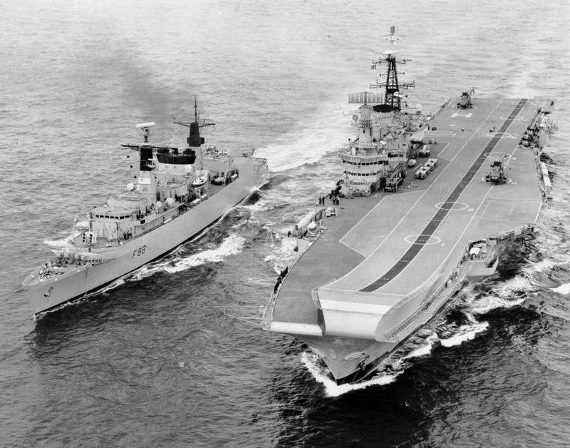 HMS Broadsword i HMS Hermes, fot. Royal Navy official photographer, licencja OGL v1.0, wikipedia