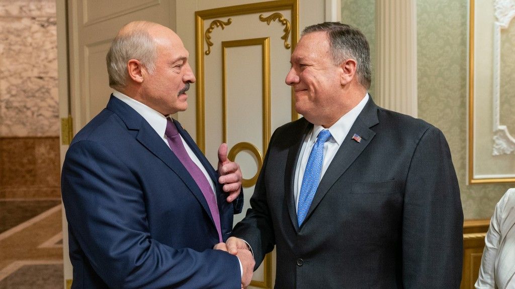 Od lewej: prezydent Białorusi Alaksandr Łukaszenka i sekretarz stanu USA Mike Pompeo/ Fot. Ron Przysucha/ state.gov