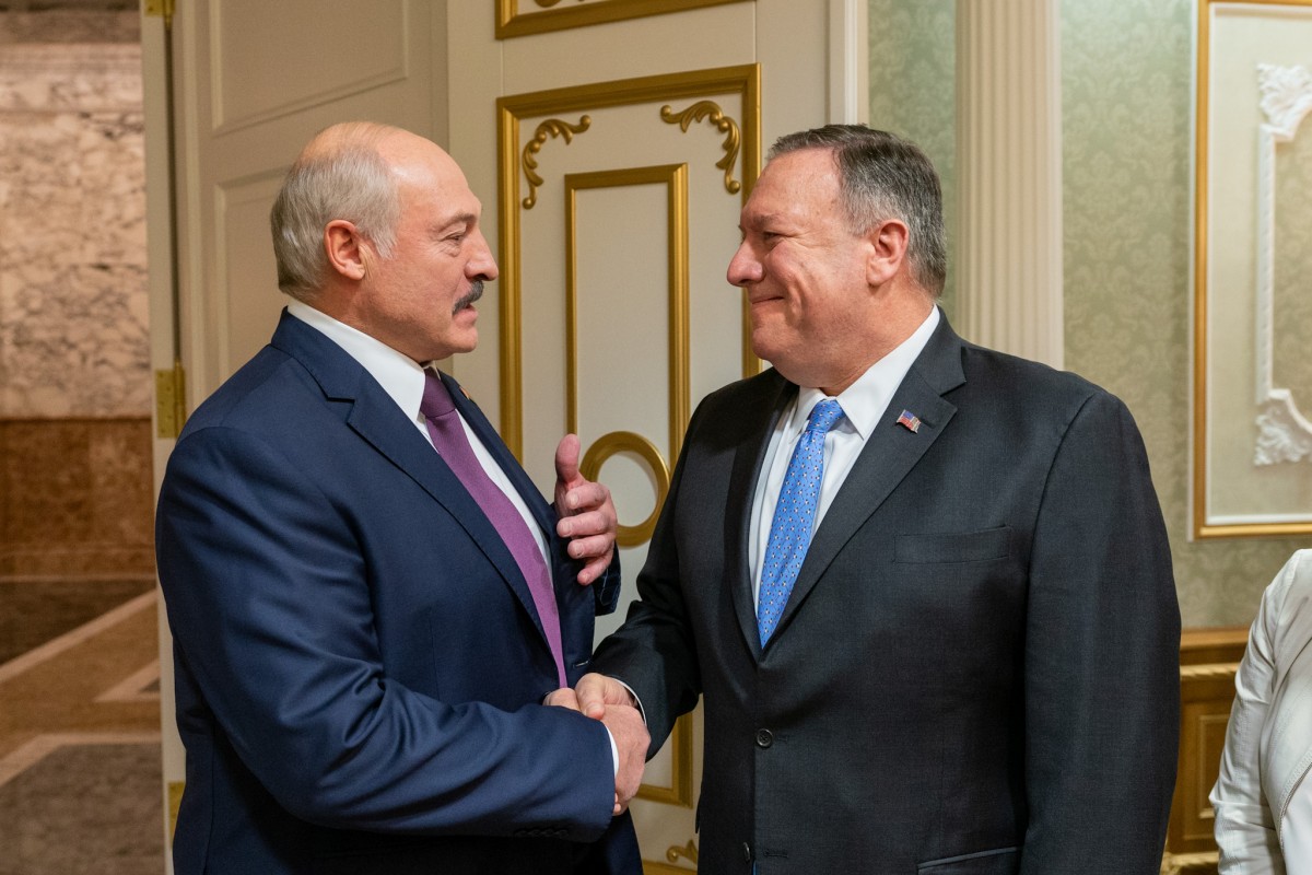 Od lewej: prezydent Białorusi Alaksandr Łukaszenka i sekretarz stanu USA Mike Pompeo/ Fot. Ron Przysucha/ state.gov