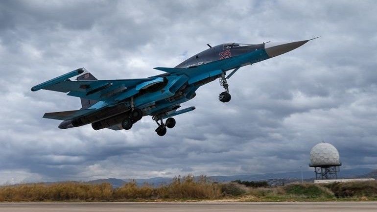Rosyjski bombowiec Su-34 startujący z bazy Humajmim w Syrii. Fot. mil.ru