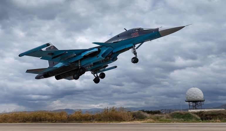 Rosyjski bombowiec Su-34 startujący z bazy Humajmim w Syrii. Fot. mil.ru
