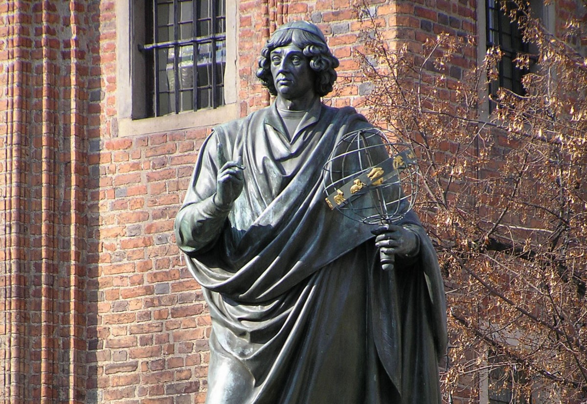 Pomnik Mikołaja Kopernika na Rynku Staromiejskim w Toruniu. Fot. Wikimedia Commons/Pko [CC-BY 2.5]