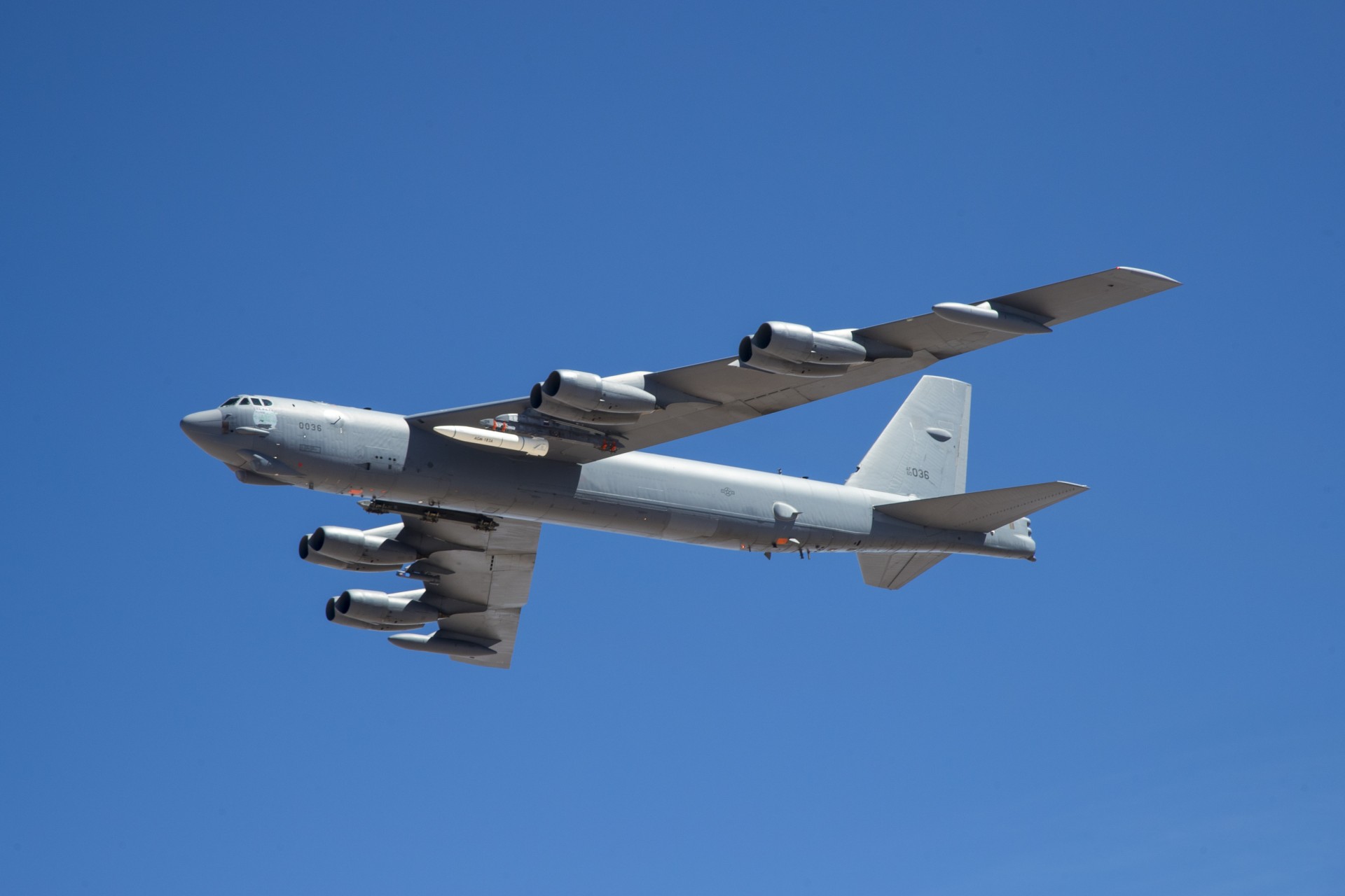 Arsenał bombowców B-52H mogą powiększyć nie tylko pociski hipersoniczne (na zdjęciu w locie z demonstratorem AGM-183A ARRW) ale też system LongShot. Fot. Christopher Okula/USAF.