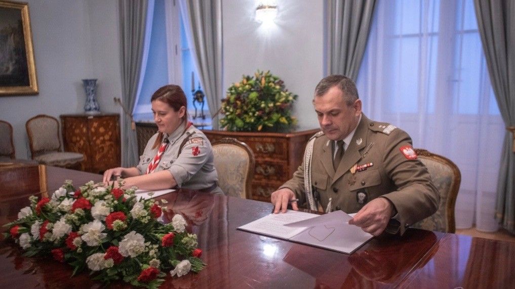 22 lutego 2020 r. Pałac Prezydencki. Gen. dyw. Wiesław Kukuła, dowódca WOT oraz Naczelnik ZHP hm. Anna Nowosad podpisują porozumienie o współpracy. Fot. WOT