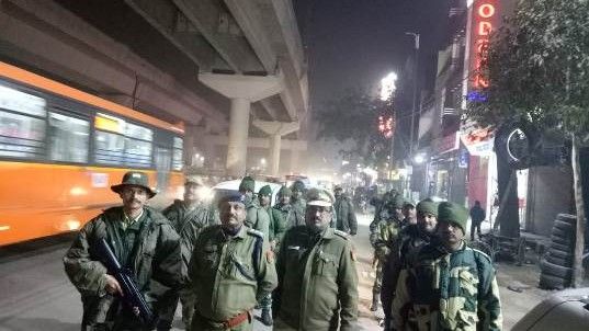Policjanci patrolujący północno-wschodnią część Delhi. Fot. districts.delhipolice.gov.in