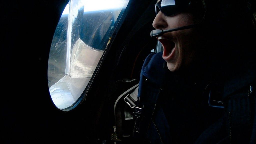 Beth Moses, szef wyszkolenia personelu astronautycznego Virgin Galactic, podczas swojego lotu na pokładzie SpaceShipTwo. Fot. Cirgin Galactic [virgingalactic.com]
