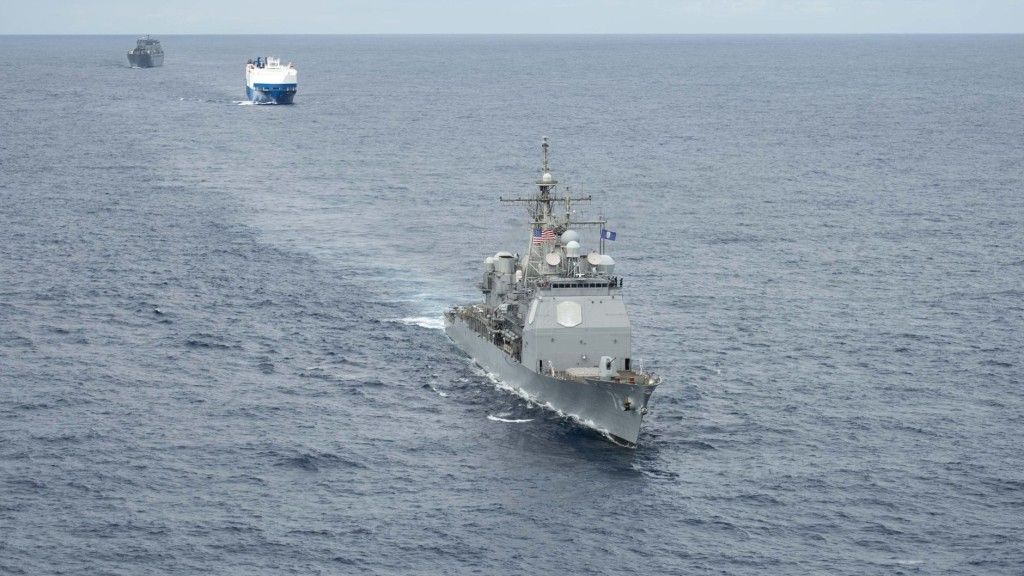 Konwój składający się z krążownika rakietowego USS „Vella Gulf”, samochodowca MV „Resolve” i okrętu Ro-ro USNS „Benavidez”. Fot. A.Waters/US Navy