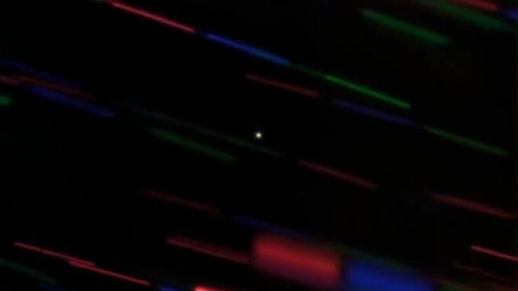 Domniemany miniksiężyc Ziemi, zarejestrowany jako "2020 CD3" na zdjęciu wykonanym przez amerykańskich astronomów, na tle śladów gwiazd. Fot. The international Gemini Observatory/NSF’s National Optical-Infrared Astronomy Research Laboratory/AURA/G. Fedorets