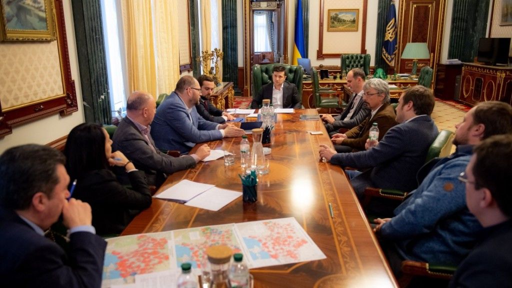 Prezydent Ukrainy Wołodymyr Zełenski podczas spotkania z szefami najważniejszych ukraińskich grup medialnych/ Fot. president.gov.ua