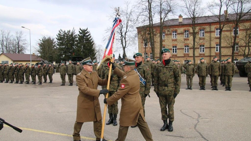 Przekazanie sztandaru pułku. Fot. Służba prasowa 14  Pułku Przeciwpancernego/14pppanc.wp.mil.pl