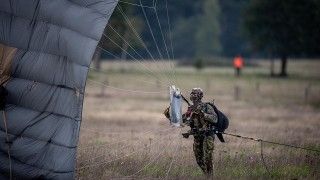 Niderlandzki spadochroniarz, fot.ErikMorren - praca własna, licencja CC BY-SA 4.0, commons.wikimedia.org