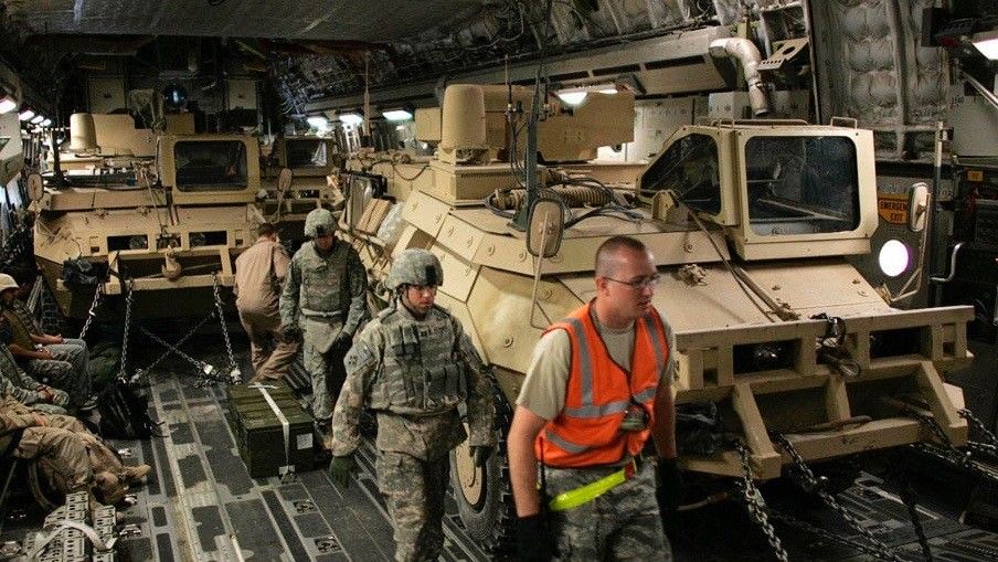 Pojazdy AMGS w trakcie transportu lotniczego do Afganistanu. Fot. US DoD