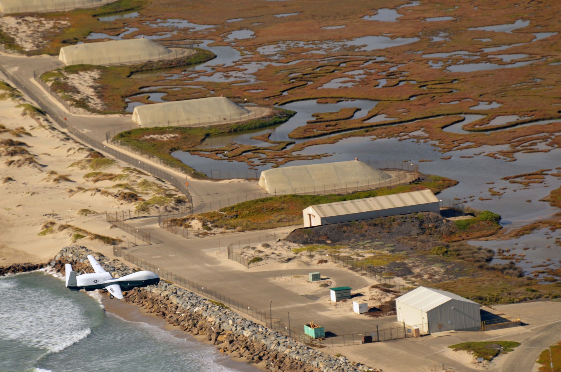 Pierwszy dron MQ-4C Triton lądujący 9 listopada 2017 r. w bazie lotnictwa morskiego Ventura County w Kalifornii. Fot. T.Miller/U.S. Navy