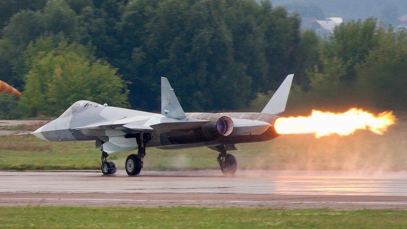 Problemy techniczne nie omijają Su-57 nawet podczas pokazów. Tu dysfunkcja pracy jednego z silników podczas MAKS 2011 w Moskwie. Fot. Rulexip/CC-SA-3.0