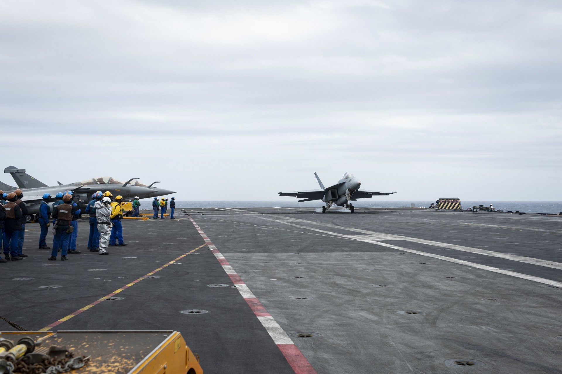 Lądowanie amerykańskiego samolotu F/A-18E Super Hornet na francuskim lotniskowcu „Charles de Gaulle” w czasie ćwiczeń na Morzu Śródziemnym 3 marca 2020 r. Fot. Kaleb J. Sarten/US Navy