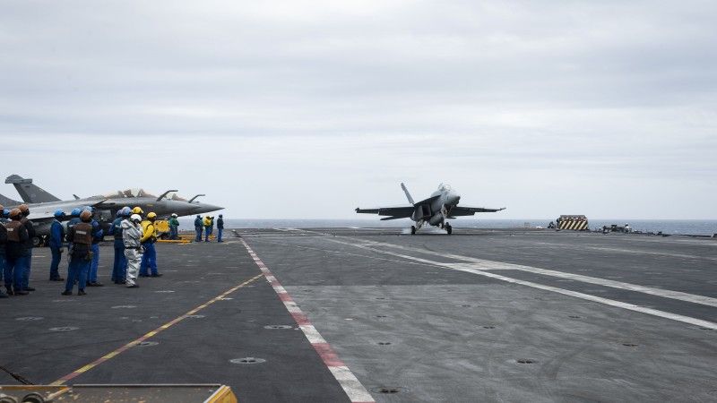 Lądowanie amerykańskiego samolotu F/A-18E Super Hornet na francuskim lotniskowcu „Charles de Gaulle” w czasie ćwiczeń na Morzu Śródziemnym 3 marca 2020 r. Fot. Kaleb J. Sarten/US Navy