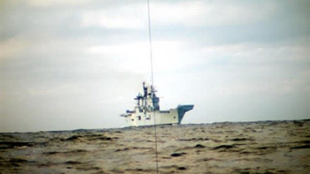 Dowód skuteczności ataku – zdjęcie lotniskowca HMS „Illustrious” widziane przez peryskop kanadyjskiego okrętu podwodnego HMCS „Corner Brooks”. Fot. Royal Canadian Navy