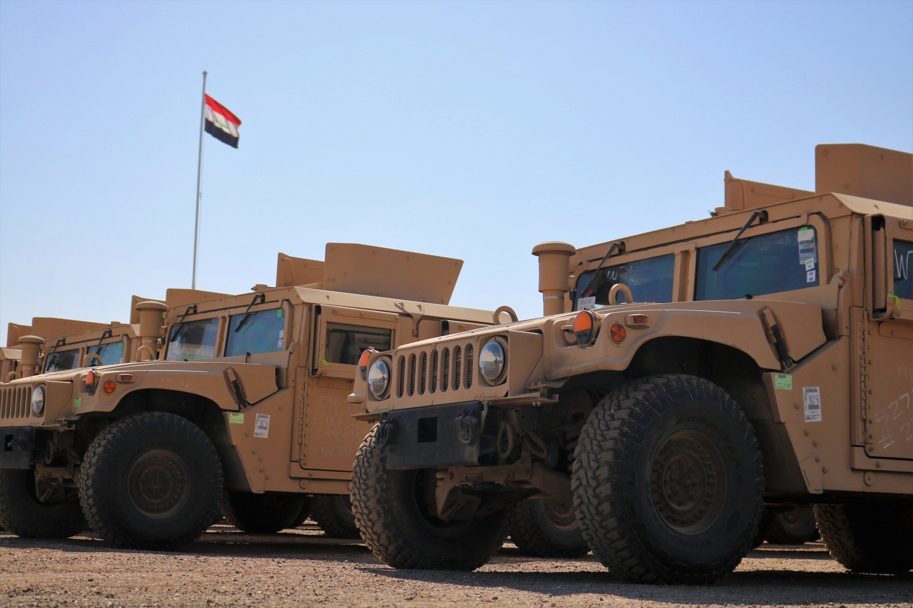 Pojazdy HMMWV w bazie At-Tadżi. Fot. Staff Sgt. Roger Jackson