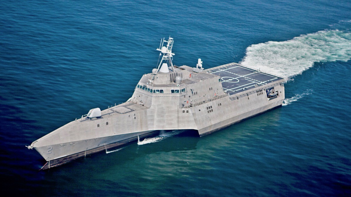 Amerykański okręt LCS typu Independence z radarem Sea Giraffe. Fot. Saab.