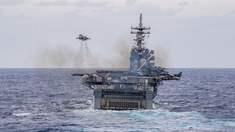 Śmigłowcowiec desantowy USS “Boxer” jest pierwszym amerykańskim okrętem, na którym wykryto marynarza zarażonego koronawirusem. Fot. Danielle A. Baker/US Navy