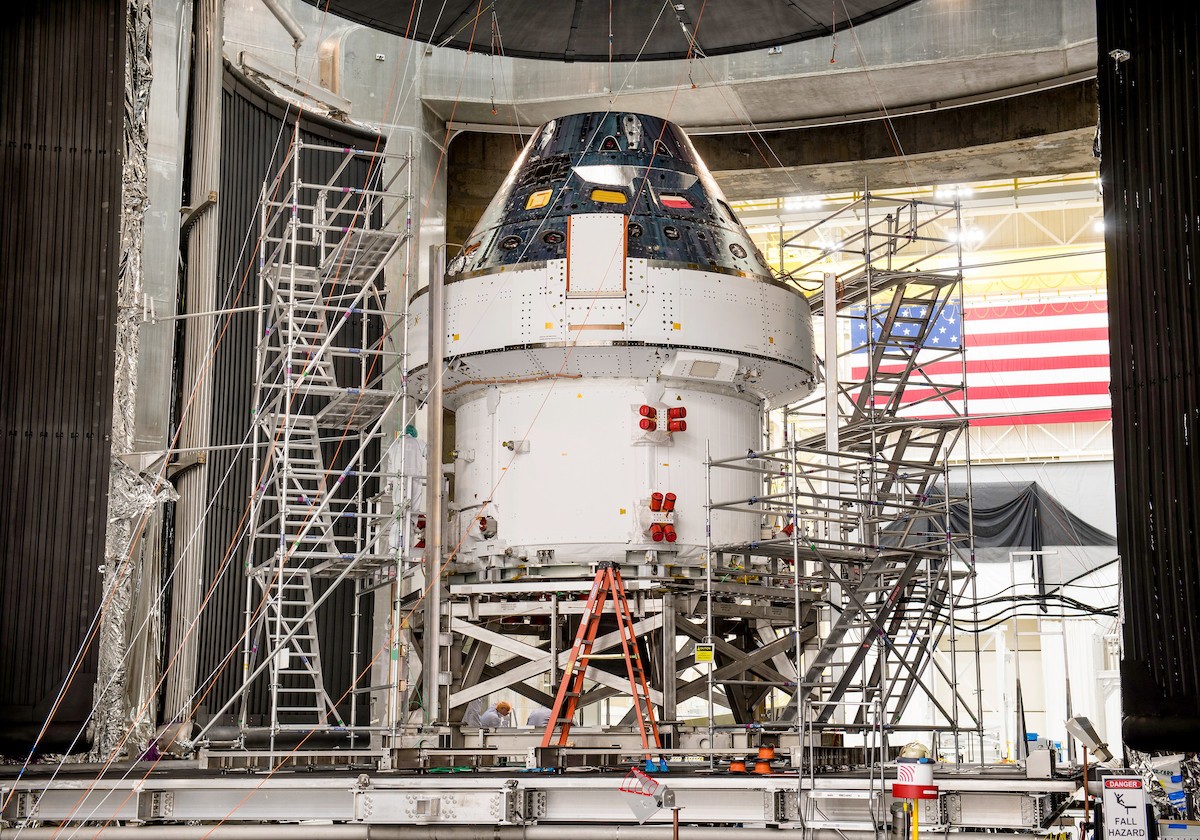 Statek kosmiczny Orion na stanowisku testowym w ośrodku Plum Brook w stanie Ohio. Fot. NASA [nasa.gov]