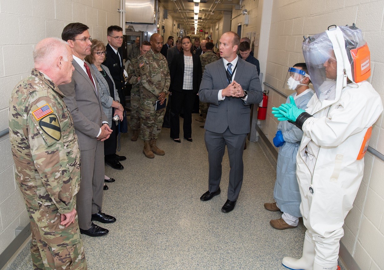 Sekretarz obrony USA Mark Esper i gen. bryg. Mike Talley, dowódca Ośrodka Badań Medycznych Armii USA w Fort Detrick, podczas spotkania z personelem Ośrodka / Fot. twitter.com/EsperDoD