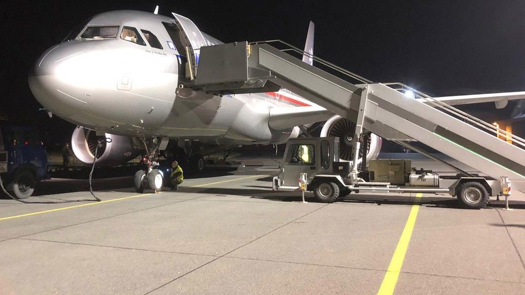 Kiedy 18 marca nocą A319 z Chin lądował w Pradze, czekało na niego trzech ministrów. Fot. acr.army.cz