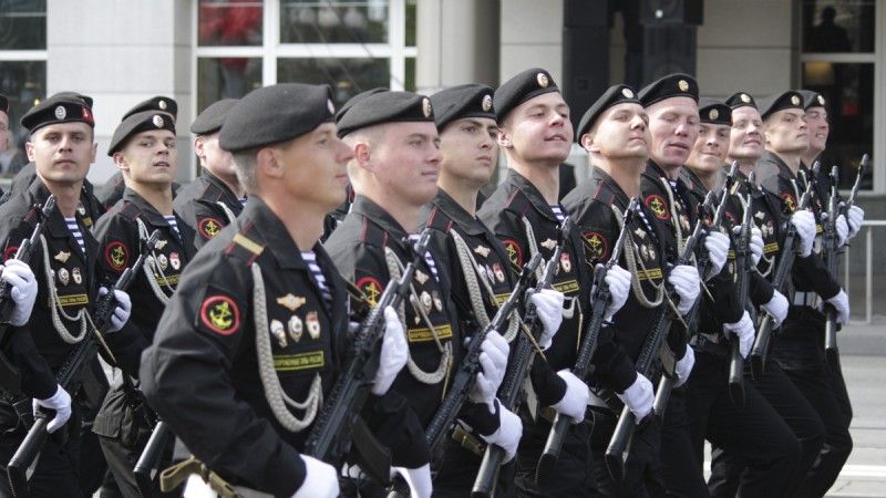 Ponad pięciuset żołnierzy piechoty morskiej z Obwodu Kaliningradzkiego przerzucono już drogą lotniczą do Moskwy, by wziąć dział w Paradzie Zwycięstwa. Fot. mil.ru