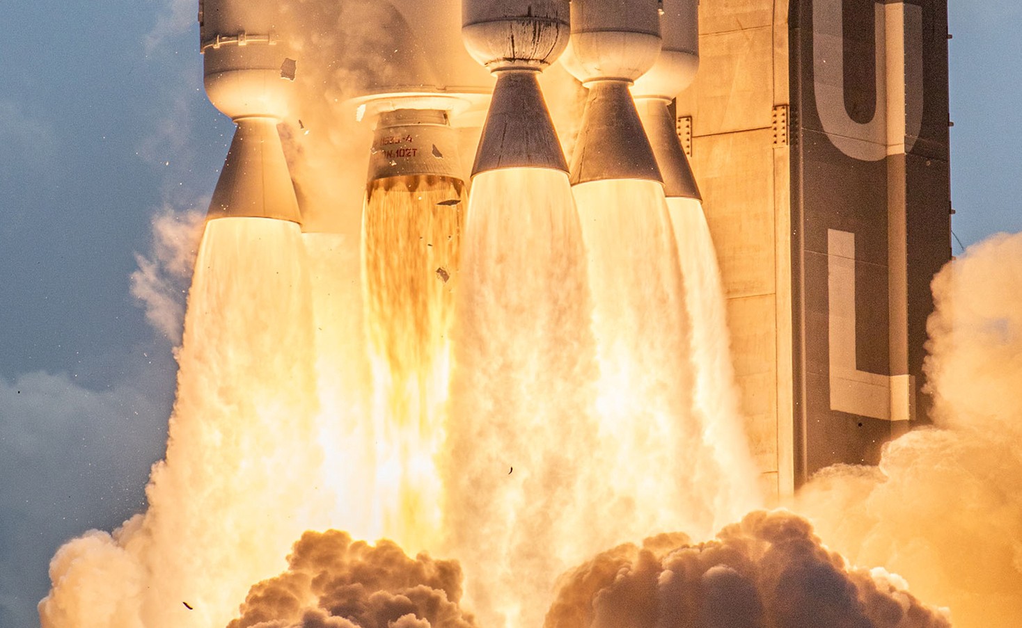 Start rakiety Atlas V z bliska - w środku widoczny pojedynczy silnik rakietowy segmentu głównego, RD-180. Fot. United Launch Alliance [ulalaunch.com]