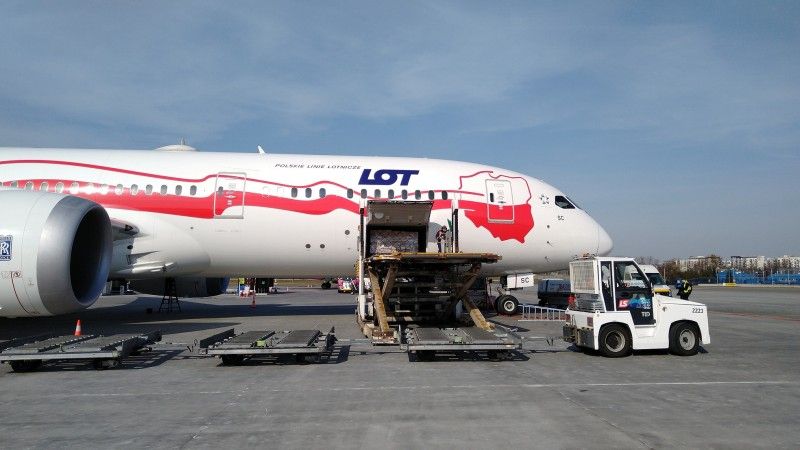 Boeing 787 Dreamliner SP-LSC Polskich Linii Lotniczych LOT w trakcie przygotowań do lotu do Chin. Samolot ma wykonać łącznie trzy takie loty / Fot. kghm.pl