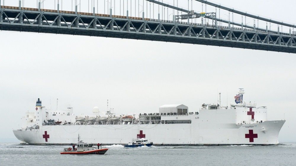 Okręt USNS Comfort wchodzi do portu w Nowym Jorku / twitter.com/USNavy