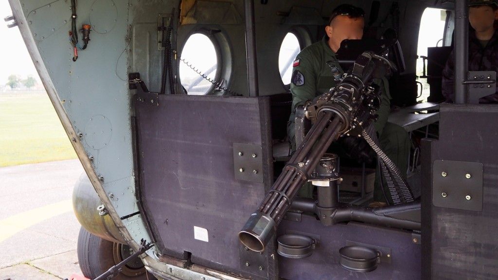 M134D zainstalowany w tylnych drzwiach śmigłowca Mi-17. Stanowiska strzelca jest osłoniętę dodatkowym pancerzem. Fot. J.Sabak