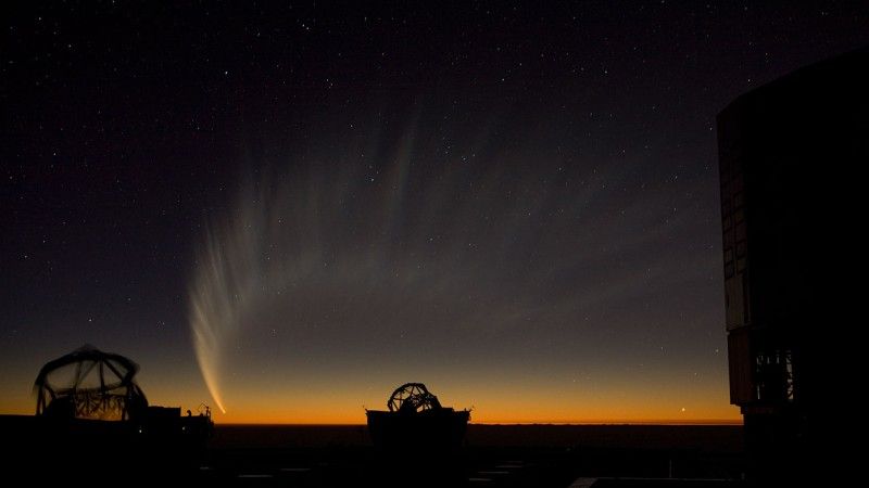 Kometa McNaught'a widziana nad Pacyfikiem w styczniu 2007 roku z obserwatorium ESO Paranal w Chile. Fot. ESO/S. Deiries [eso.org]